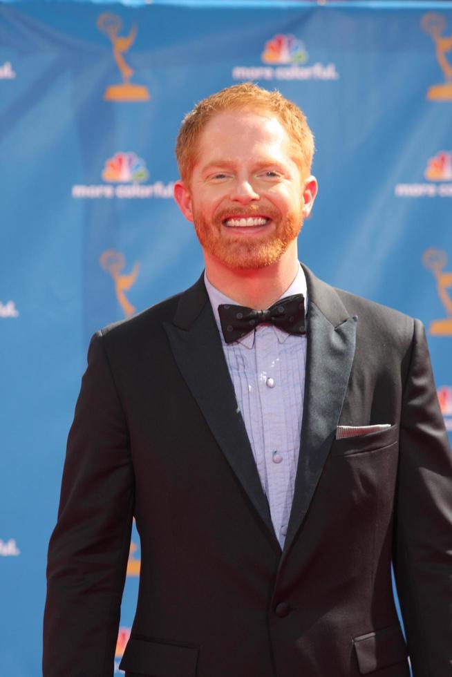 los angeles, 29 août - jesse tyler ferguson arrive aux emmy awards 2010 au nokia theatre à la live le 29 août 2010 à los angeles, ca photo