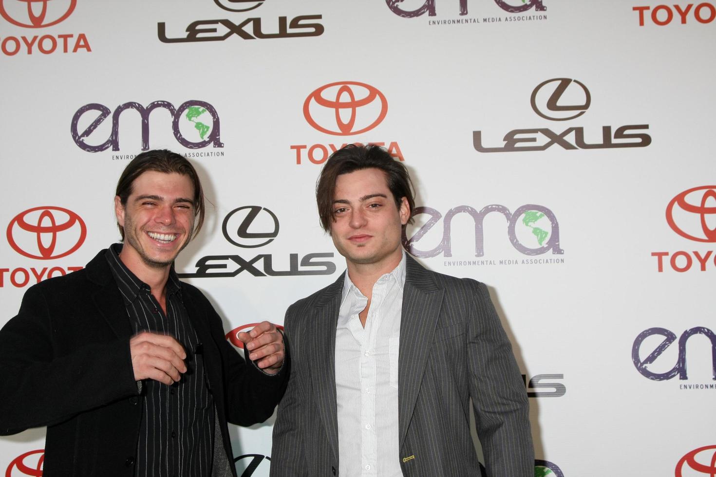 los angeles, oct 15 - matthew lawrence, andrew lawrence arrivant aux prix des médias environnementaux 2011 au studio warner brothers le 15 octobre 2011 à beverly hills, ca photo