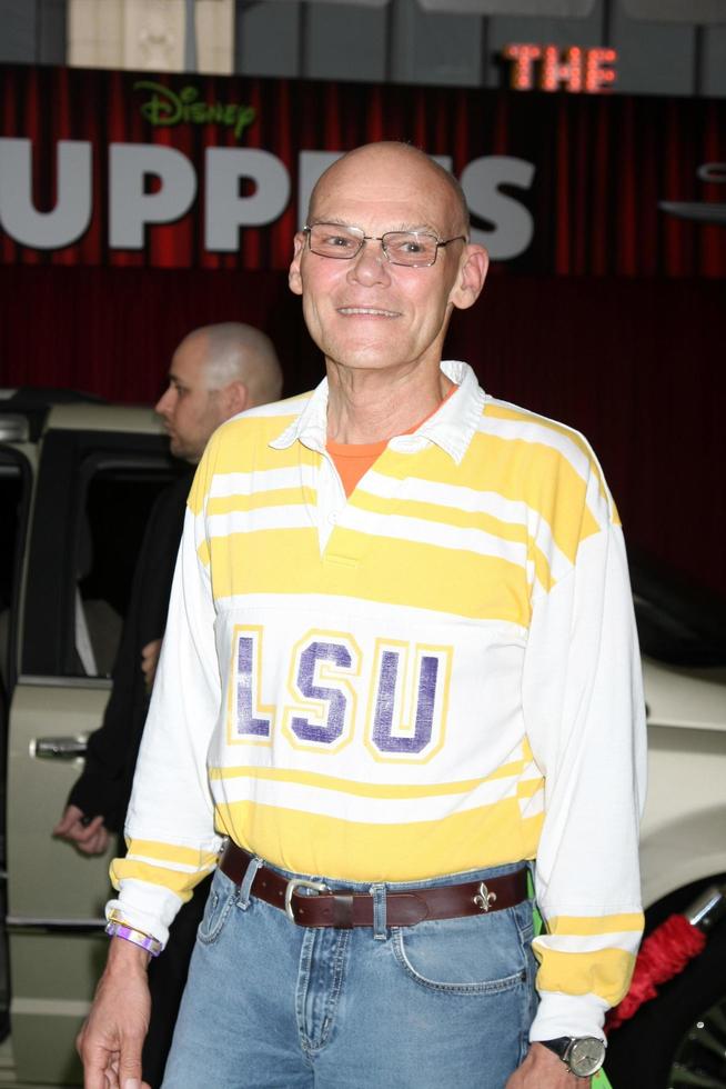 Los angeles, nov 12 - james carville arrive à la première mondiale des muppets au théâtre el capitan le 12 novembre 2011 à los angeles, ca photo