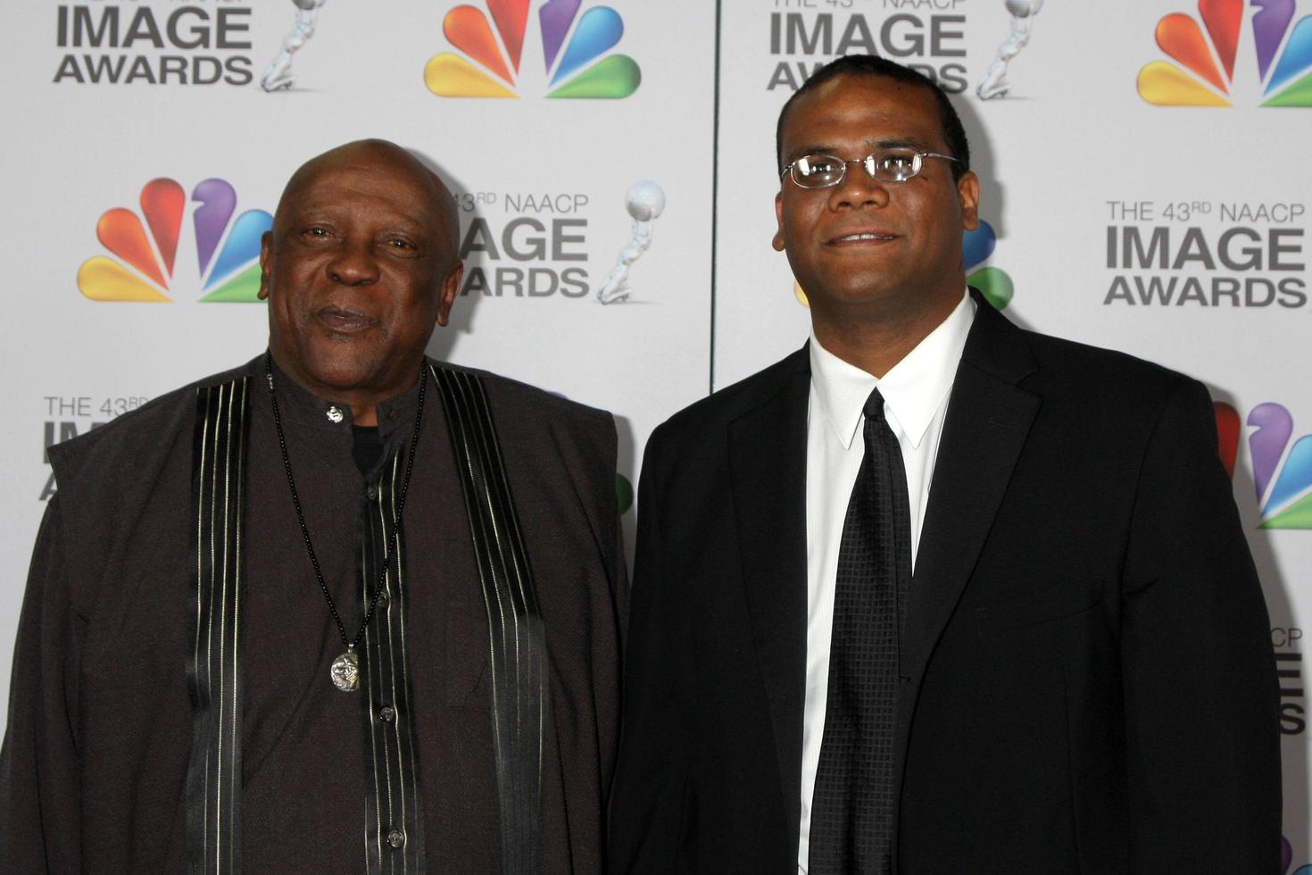 Los angeles, 17 février - lou gossett jr, fils arrive à la 43e naacp image awards au shrine auditorium le 17 février 2012 à los angeles, ca photo