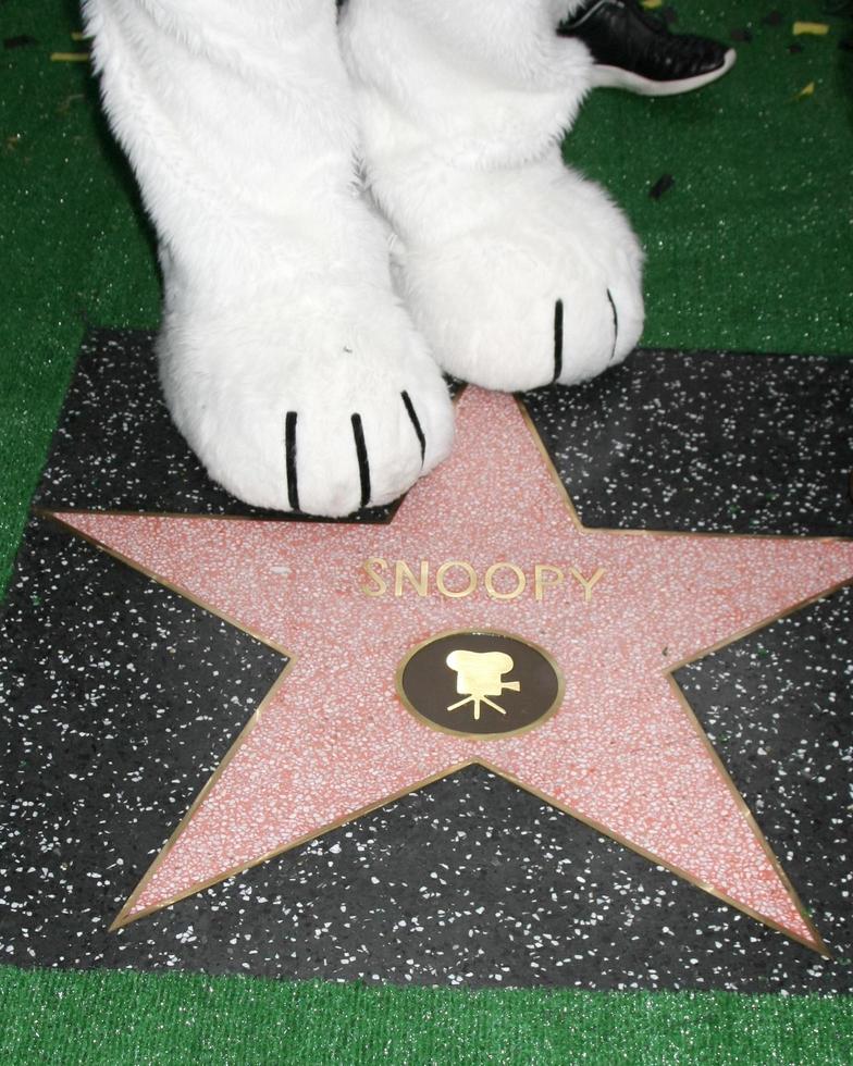 los angeles, nov 2 - pattes de snoopy avec étoile lors de la cérémonie du snoopy hollywood walk of fame au hollywood walk of fame le 2 novembre 2015 à los angeles, ca photo