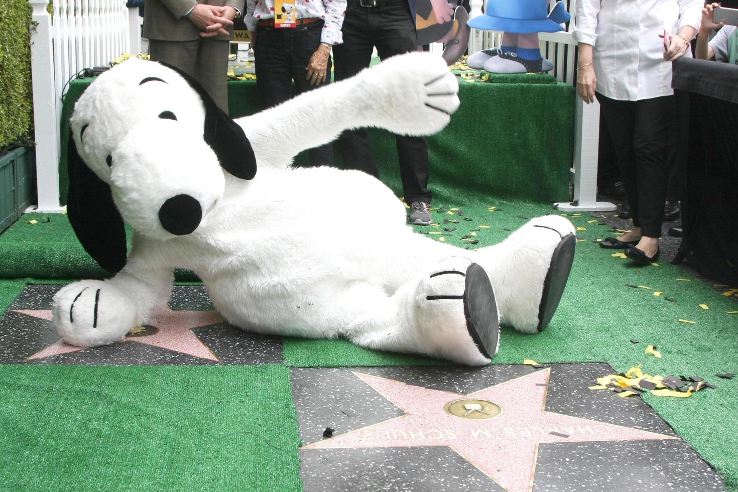 los angeles, nov 2 - snoopy, avec à la fois son étoile wof et l'étoile wof de charles schultz lors de la cérémonie du snoopy hollywood walk of fame au hollywood walk of fame le 2 novembre 2015 à los angeles, ca photo