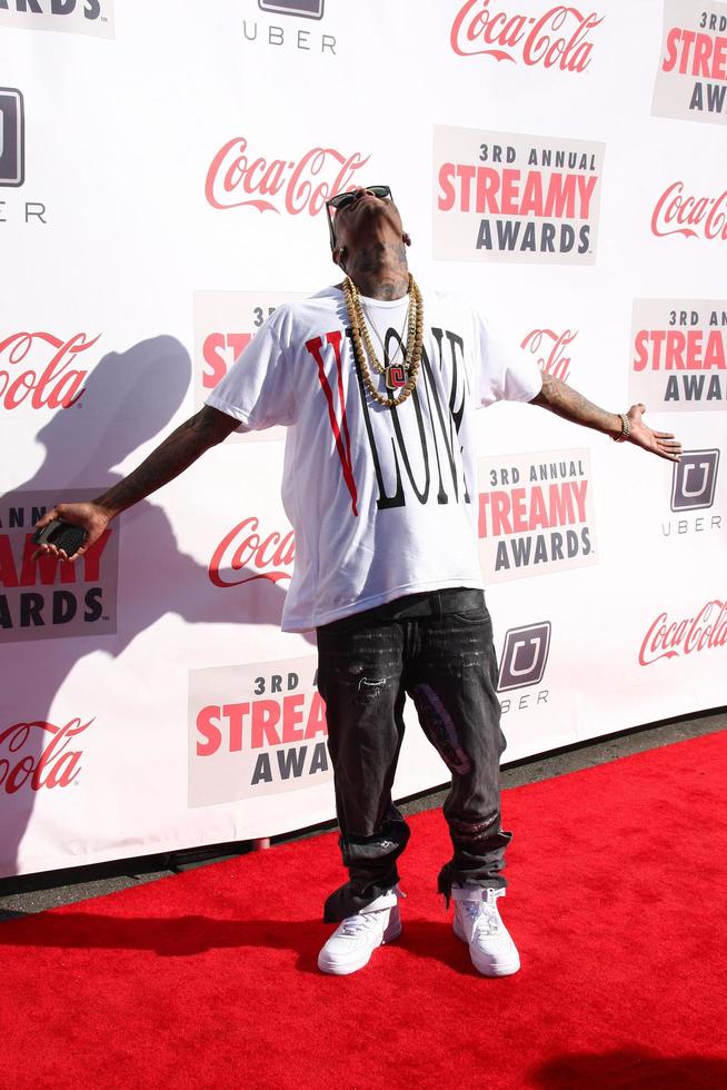 Los angeles, 17 février - soulja boy arrive aux streamy awards 2013 au hollywood palladium le 17 février 2013 à los angeles, ca photo