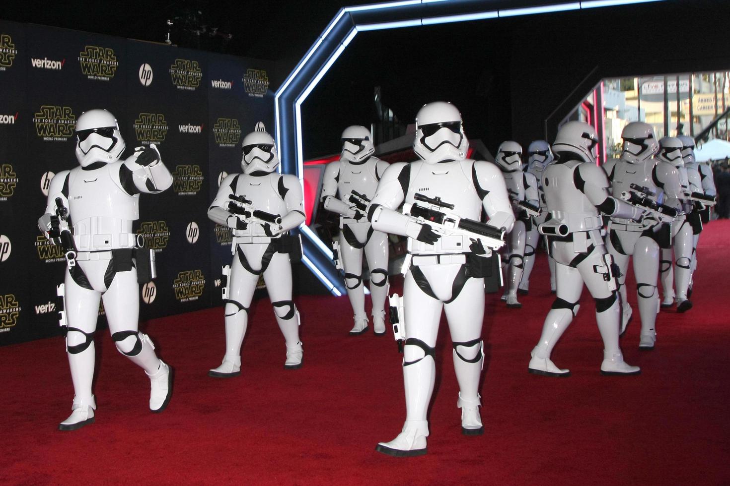 los angeles, 14 décembre - storm troopers à la guerre des étoiles - le réveil de la force première mondiale à hollywood et highland le 14 décembre 2015 à los angeles, ca photo