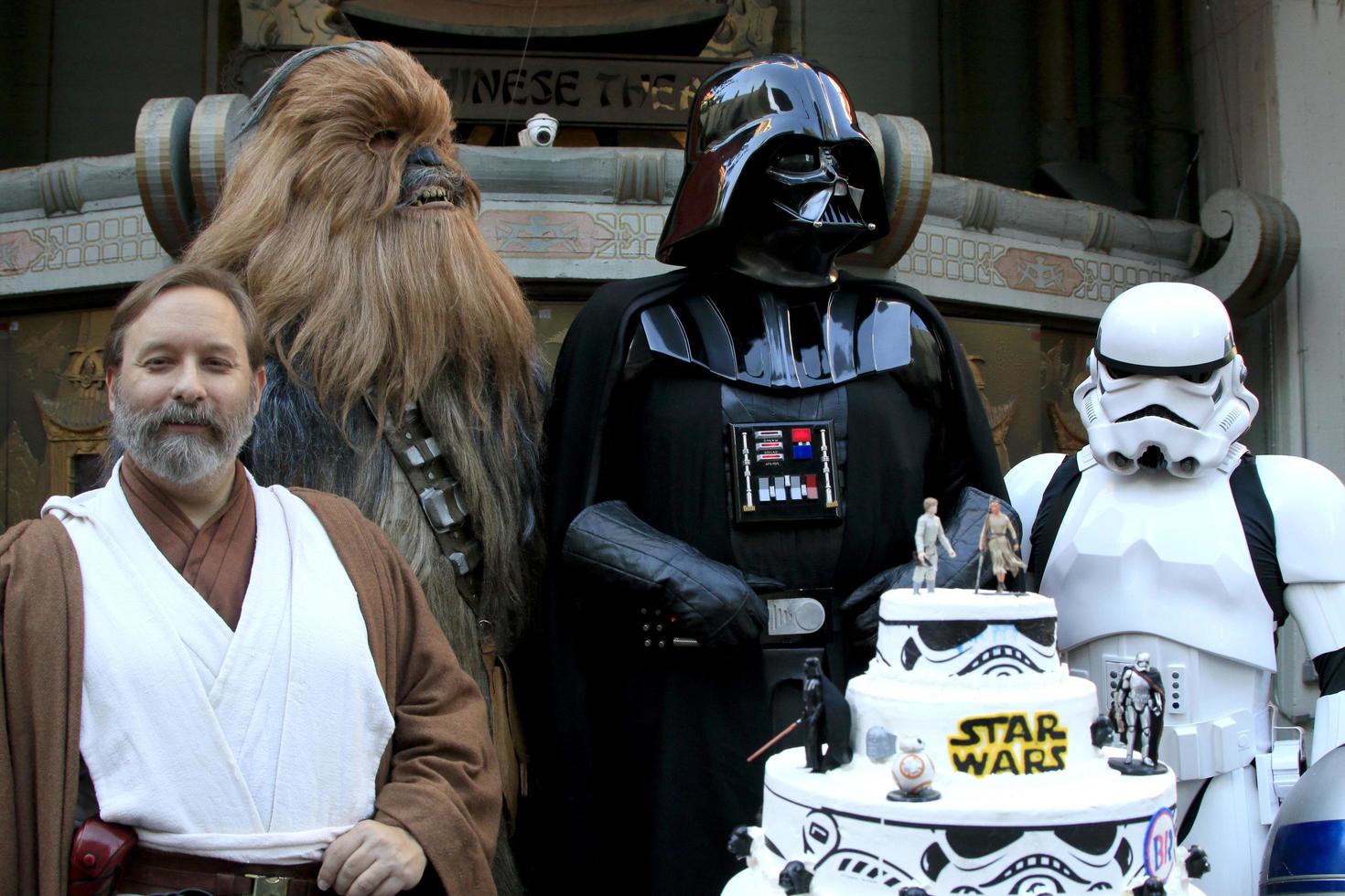 los angeles, 17 décembre - obi shawn crosby, chewbacca, dark vador, storm trooper aux fans australiens de la guerre des étoiles se marient lors d'un mariage sur le thème de la guerre des étoiles au théâtre chinois tcl le 17 décembre 2015 à los angeles, ca photo