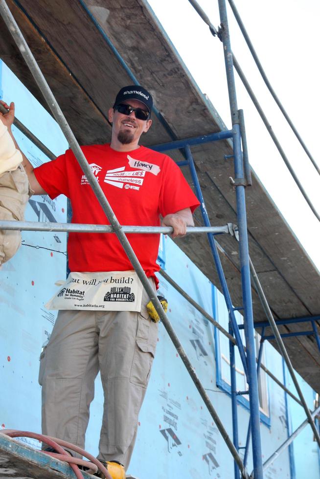 los angeles, 25 oct - steve howey à l'habitat pour l'humanité construit par showtime s house of lies and sans vergogne à magnolia blvd le 25 octobre 2014 à lynwood, ca photo