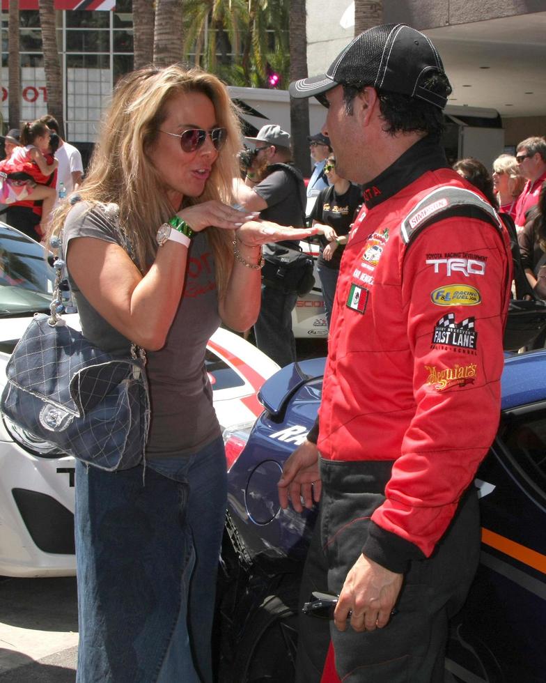 los angeles, 18 février - kate del castillo, raul mendez au grand prix toyota pro celeb race à l'hippodrome du grand prix toyota le 18 avril 2015 à long beach, ca photo