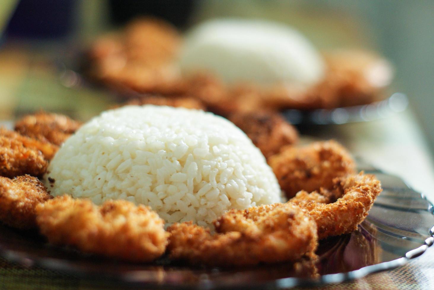 assiettes avec riz et crevettes frites photo