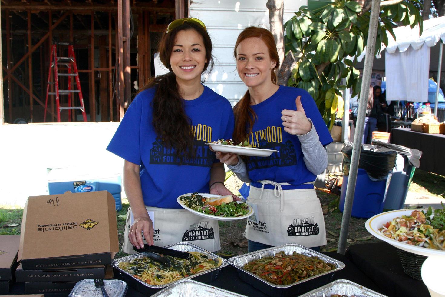 los angeles, 9 février - theresa castillo et emily wilson déjeunant à la 4e journée de construction de ventilateurs de l'habitat pour l'humanité de l'hôpital général au 191 e marker street le 9 février 2013 à long beach, ca photo