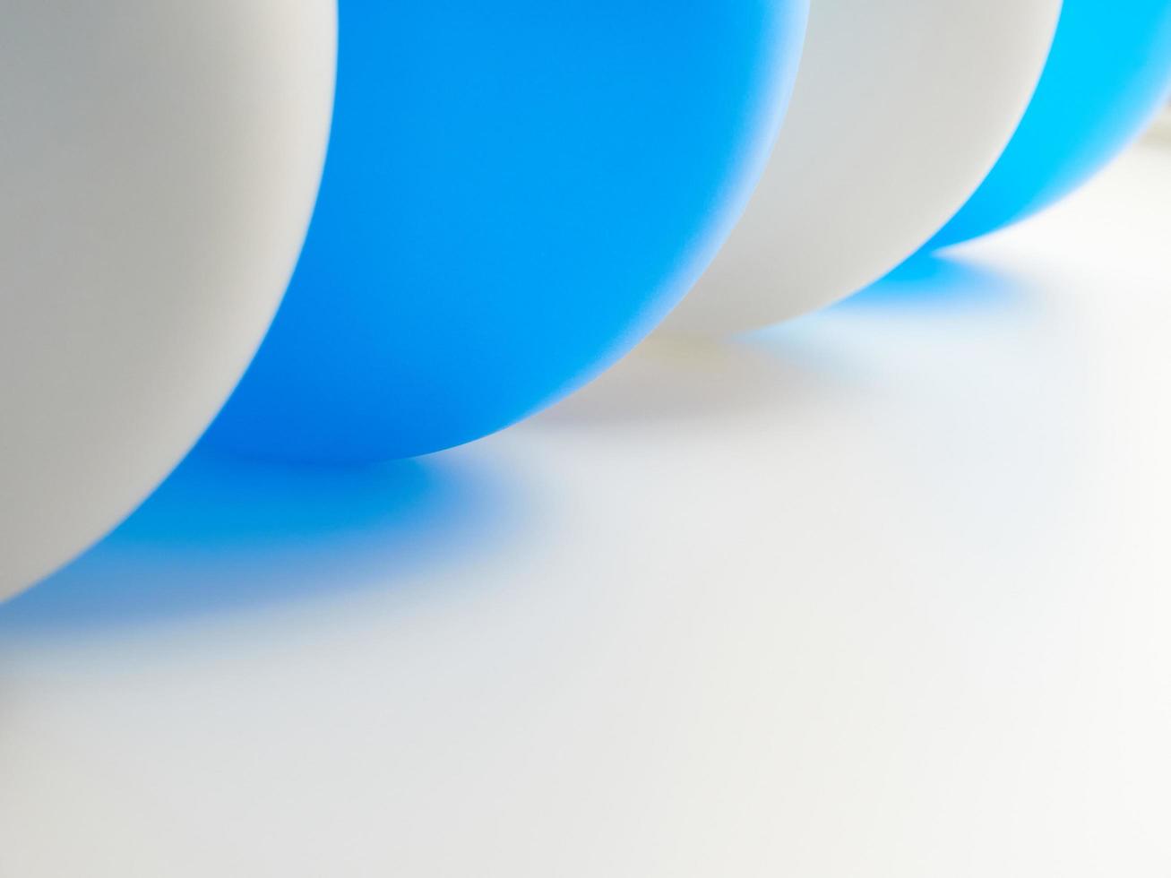 ballons blancs et bleus sur une surface blanche photo