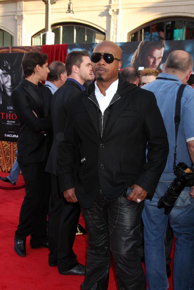 Los angeles, 2 mai - mc hammer arrivant à la première mondiale de thor au théâtre el capitan le 2 mai 2011 à los angeles, ca photo