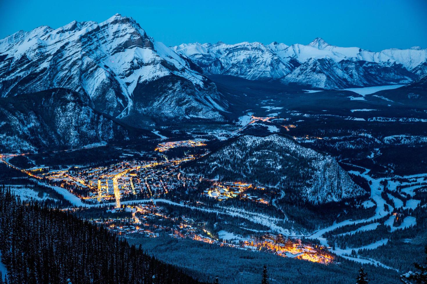 paysage de montagne enneigé la nuit photo