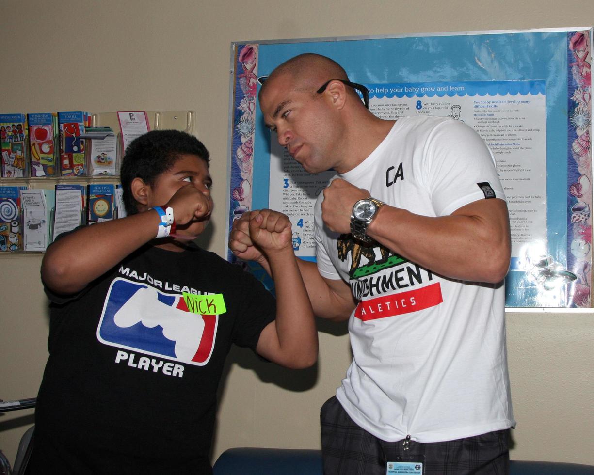 los angeles, 16 septembre - tito ortiz aux étoiles 4 sourires , célébrités visitant des enfants à l'hôpital du centre médical harbour-ucla le 16 septembre 2014 à torrance, ca photo