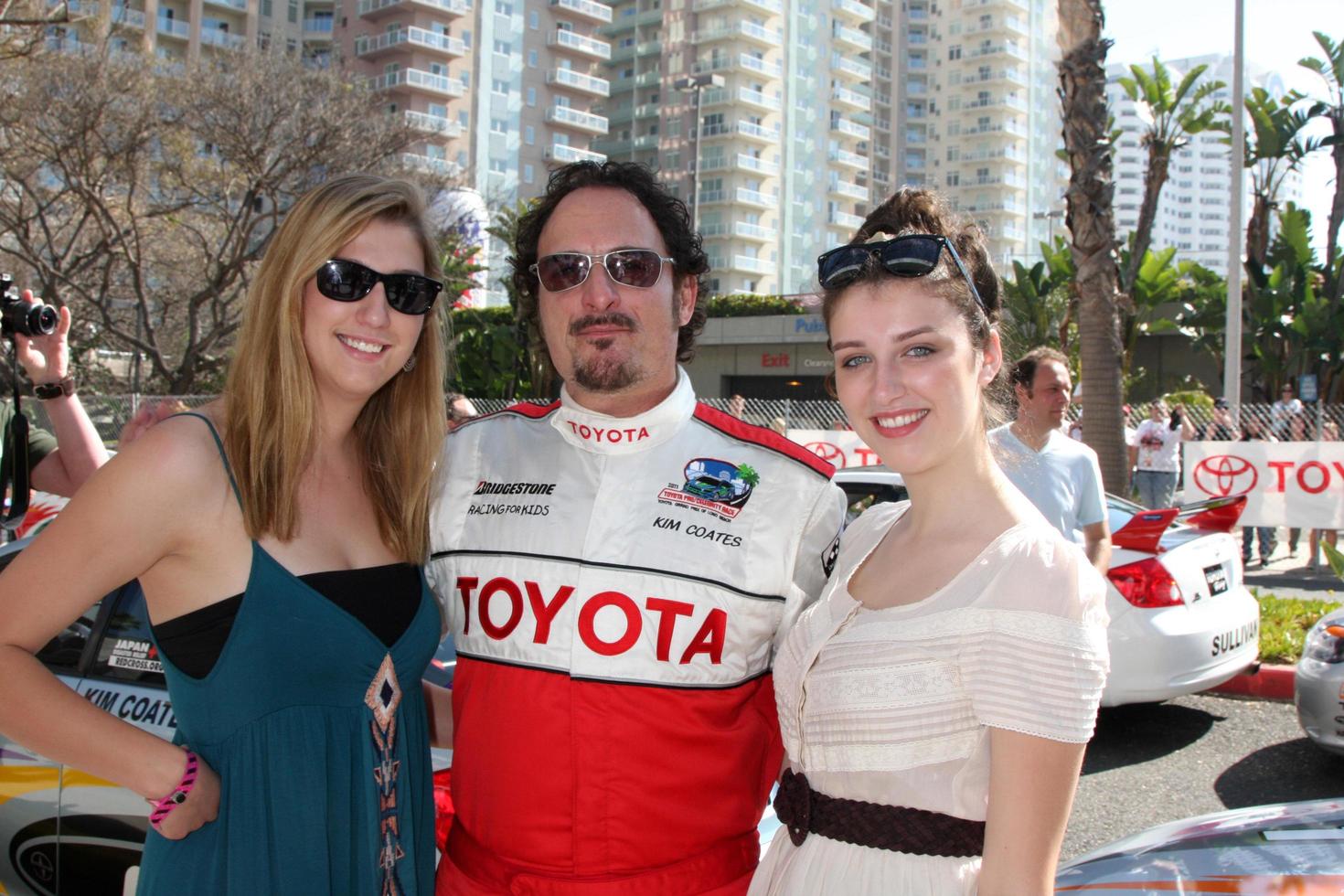 los angeles, 16 avril - kim coates et ses filles au grand prix toyota pro celeb race sur la piste du grand prix toyota le 16 avril 2011 à long beach, ca photo