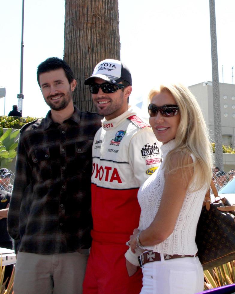 los angeles, 14 avril - frère brandon jenner, brody jenner, maman linda thompson à la course toyota pro celeb 2012 au grand prix de long beach le 14 avril 2012 à long beach, ca photo