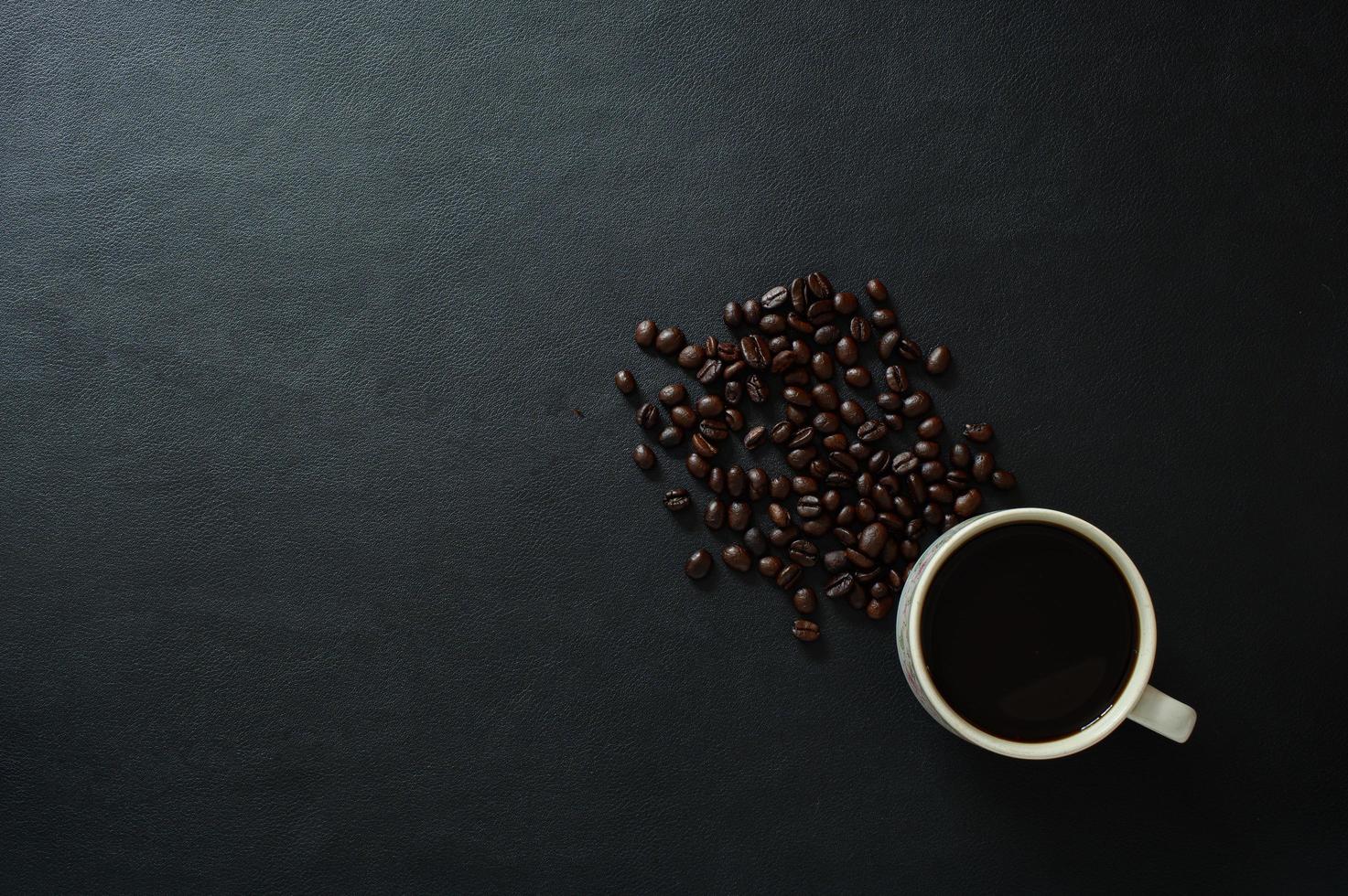 tasse à café et grains de café sur le bureau photo