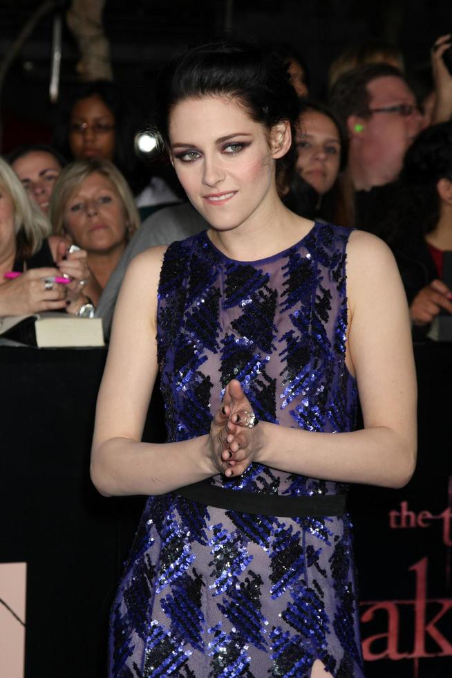 los angeles, 14 nov - kristen stewart arrive à la première mondiale de twilight - breaking dawn part 1 au nokia theatre at la live le 14 novembre 2011 à los angeles, ca photo