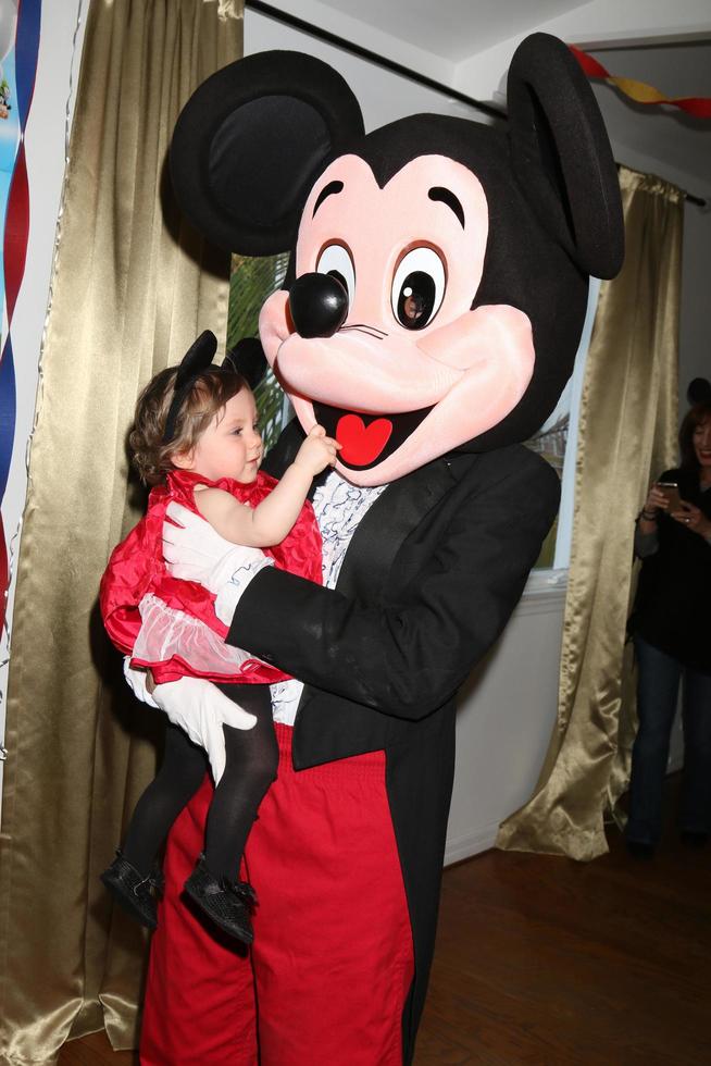 los angeles, 4 décembre - amelie bailey, personnage de mickey mouse à la 1ère fête d'anniversaire d'amelie bailey dans une résidence privée le 4 décembre 2016 à studio city, ca photo