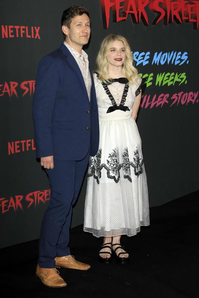 los angeles, 28 juin - phil graziadei, leigh janiak à la première de la triologie de la rue peur de netflix au parc historique de la state le 28 juin 2021 à los angeles, ca photo