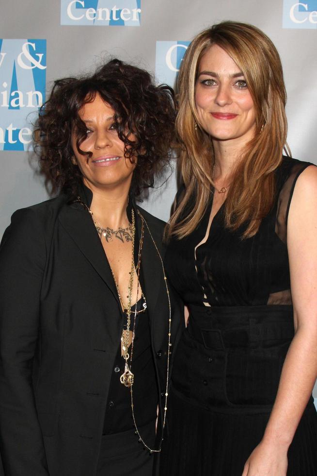 Linda Perry et sa petite amie Clémentine Ford arrivant au centre gay et lesbien une soirée de gala avec des femmes à l'hôtel Beverly Hilton à Beverly Hills, Californie le 24 avril 2009 photo