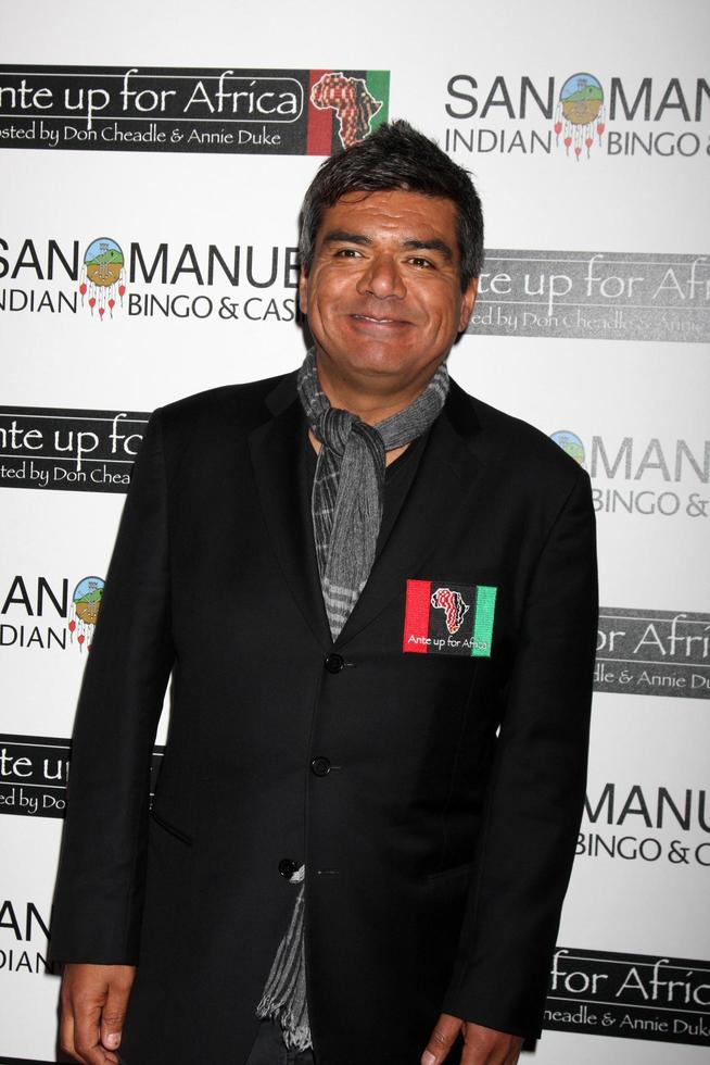 Geroge Lopez arrivant au 2e tournoi de poker annuel ante up for africa san manuel bingo indien et casino highland, ca le 29 octobre 2009 photo