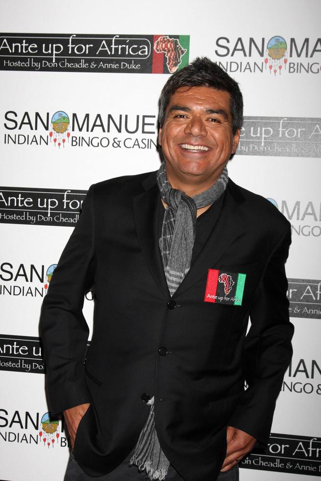 Geroge Lopez arrivant au 2e tournoi de poker annuel ante up for africa san manuel bingo indien et casino highland, ca le 29 octobre 2009 photo