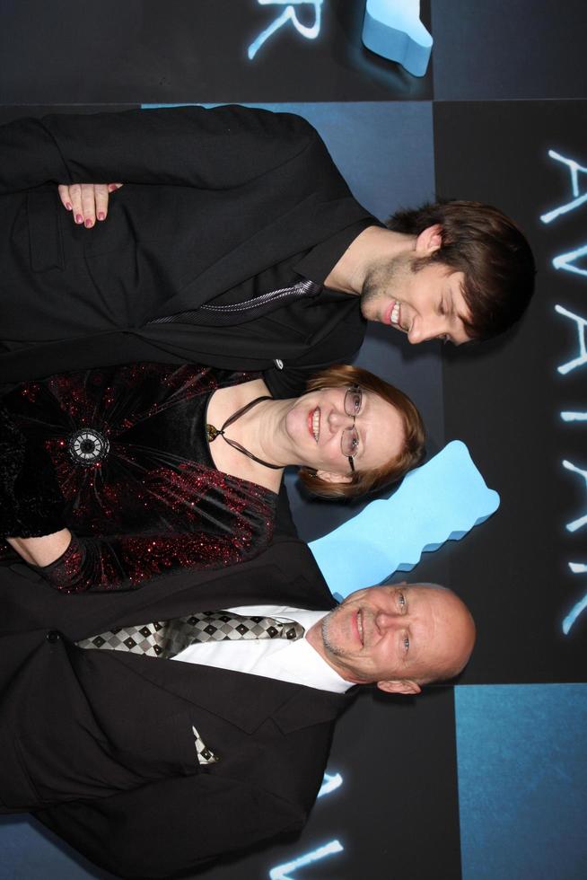 joel david moore et ses parents arrivant à la première de los angeles du théâtre chinois avatar grauman los angeles, ca 16 décembre 2009 ©2009 kathy hutchins hutchins photo