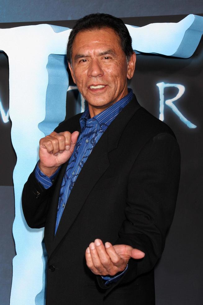 wes studi arrivant à la première de los angeles du théâtre chinois avatar grauman los angeles, ca 16 décembre 2009 ©2009 kathy hutchins hutchins photo