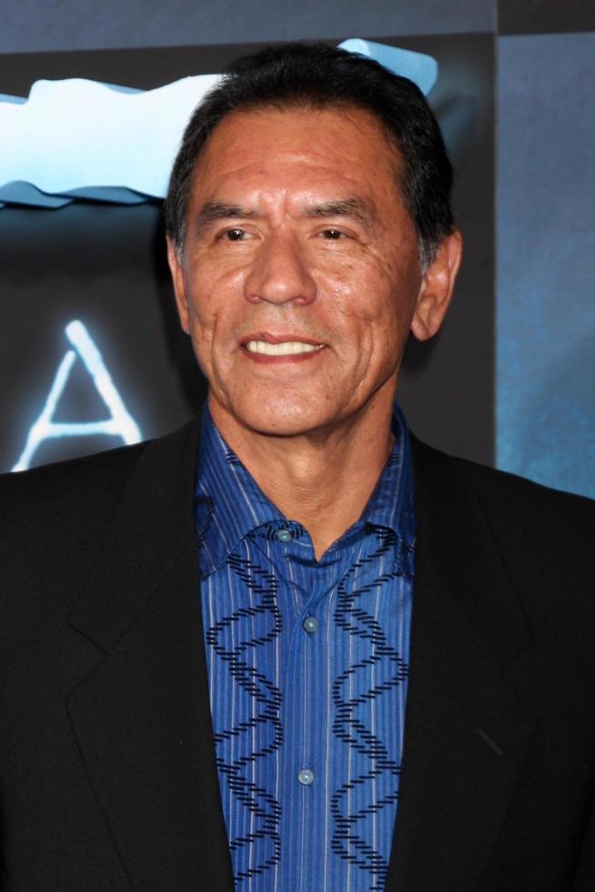 wes studi arrivant à la première de los angeles du théâtre chinois avatar grauman los angeles, ca 16 décembre 2009 ©2009 kathy hutchins hutchins photo