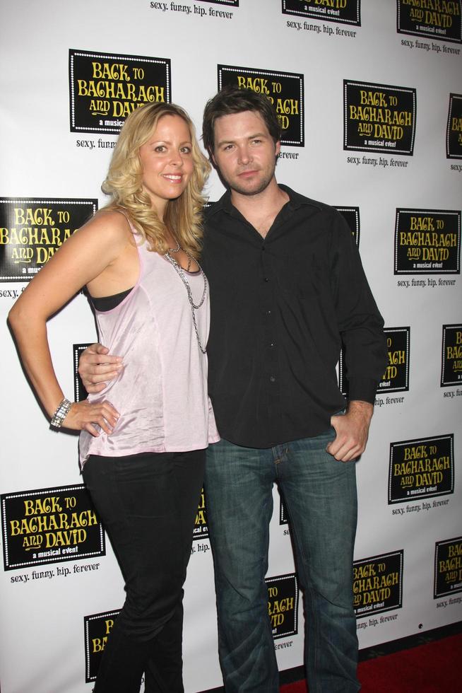 Michael johns et sa femme stacey vuduris arrivant à l'arrière de bacharach et david ouverture musicale au théâtre henry fonda à hollywood, californie le 19 avril 2009 photo