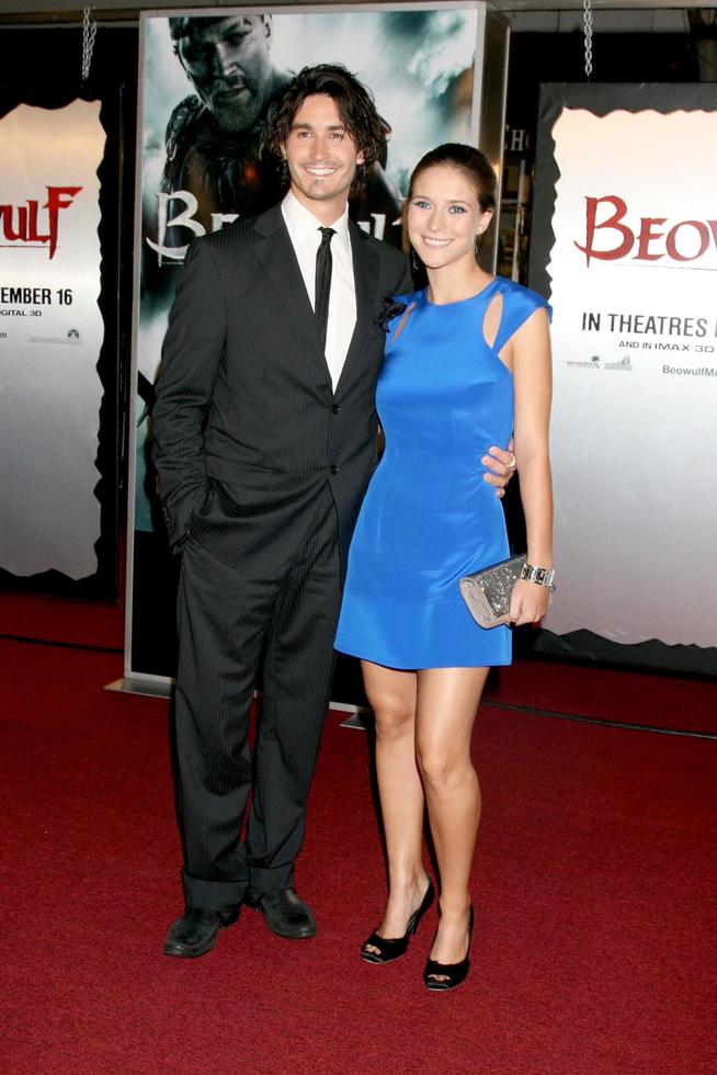 rik young et charlotte salt beowulf premiere mann s village theatre los angeles, ca 5 novembre 2007 ©2007 kathy hutchins hutchins photo