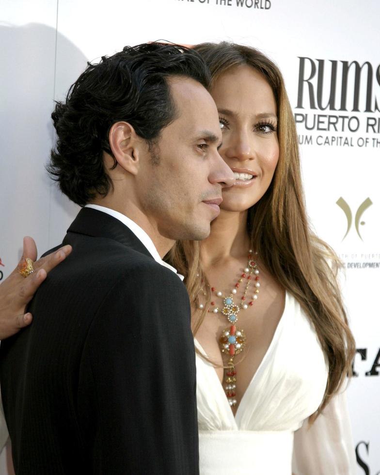 los angeles, oct 23 - jennifer lopez, marc anthony arrive au bal du carrousel de l'espoir 2010 au beverly hilton hotel le 23 octobre 2010 à beverly hills, ca photo