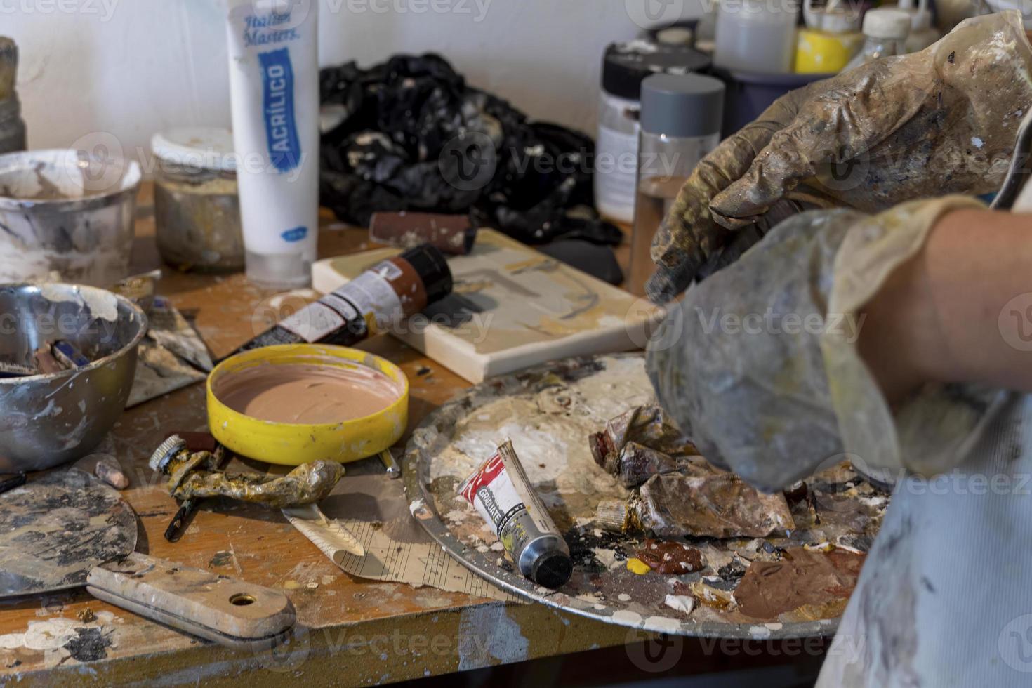 atelier d'art, objets en désordre, pinceaux, peinture tout mélangé désorganisé, femme artiste photo