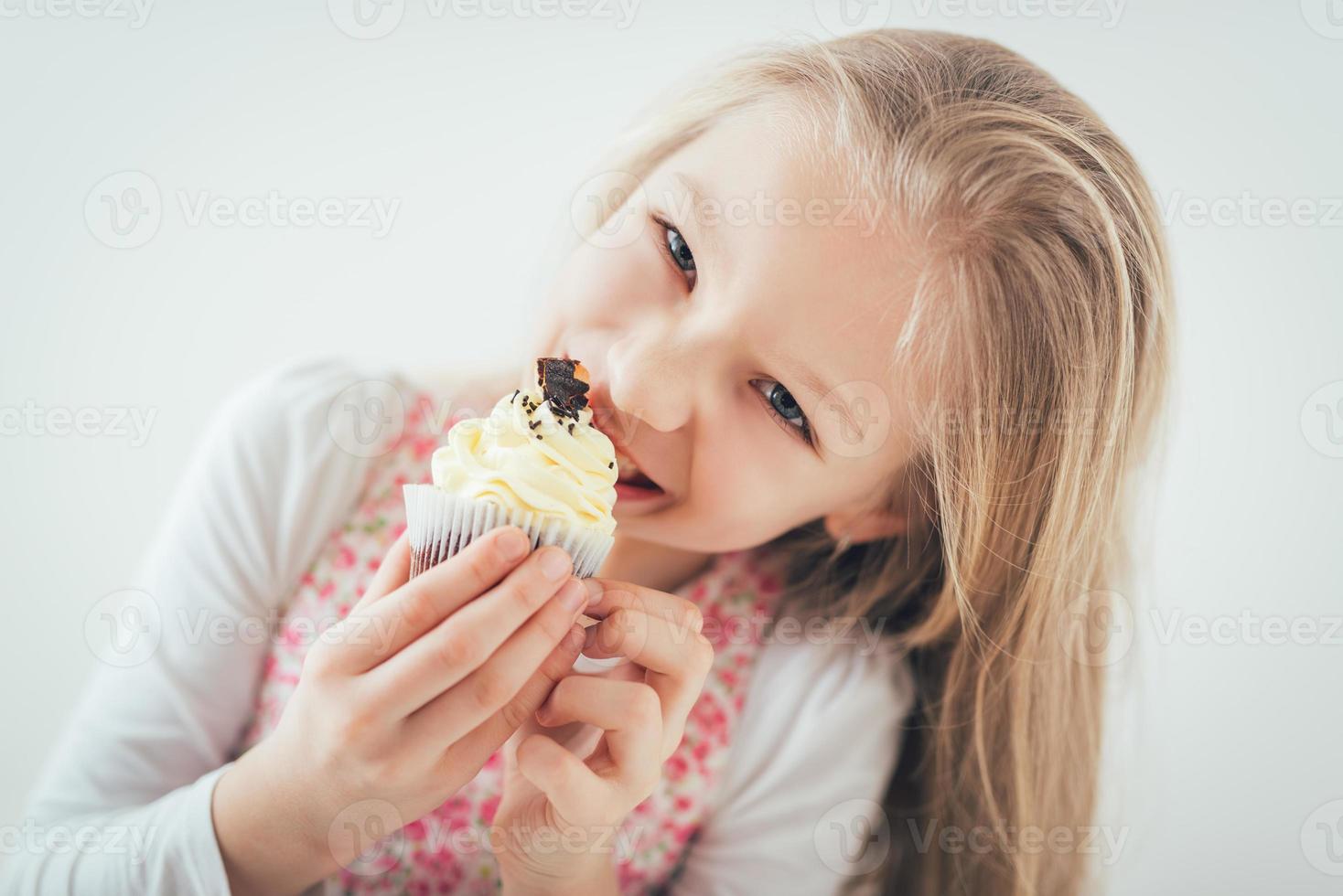 petit gâteau, vue fille photo