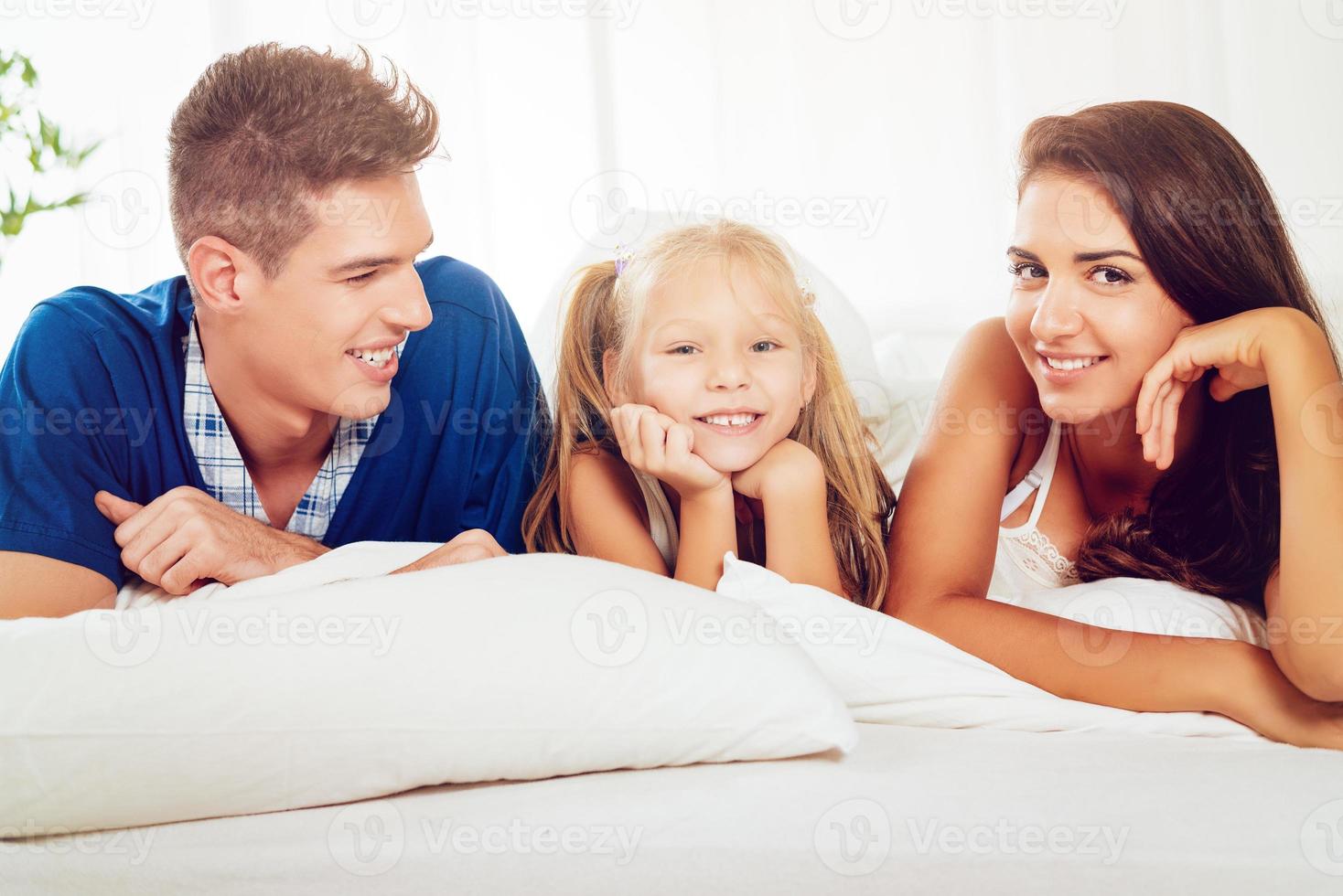 famille heureuse dans la chambre photo