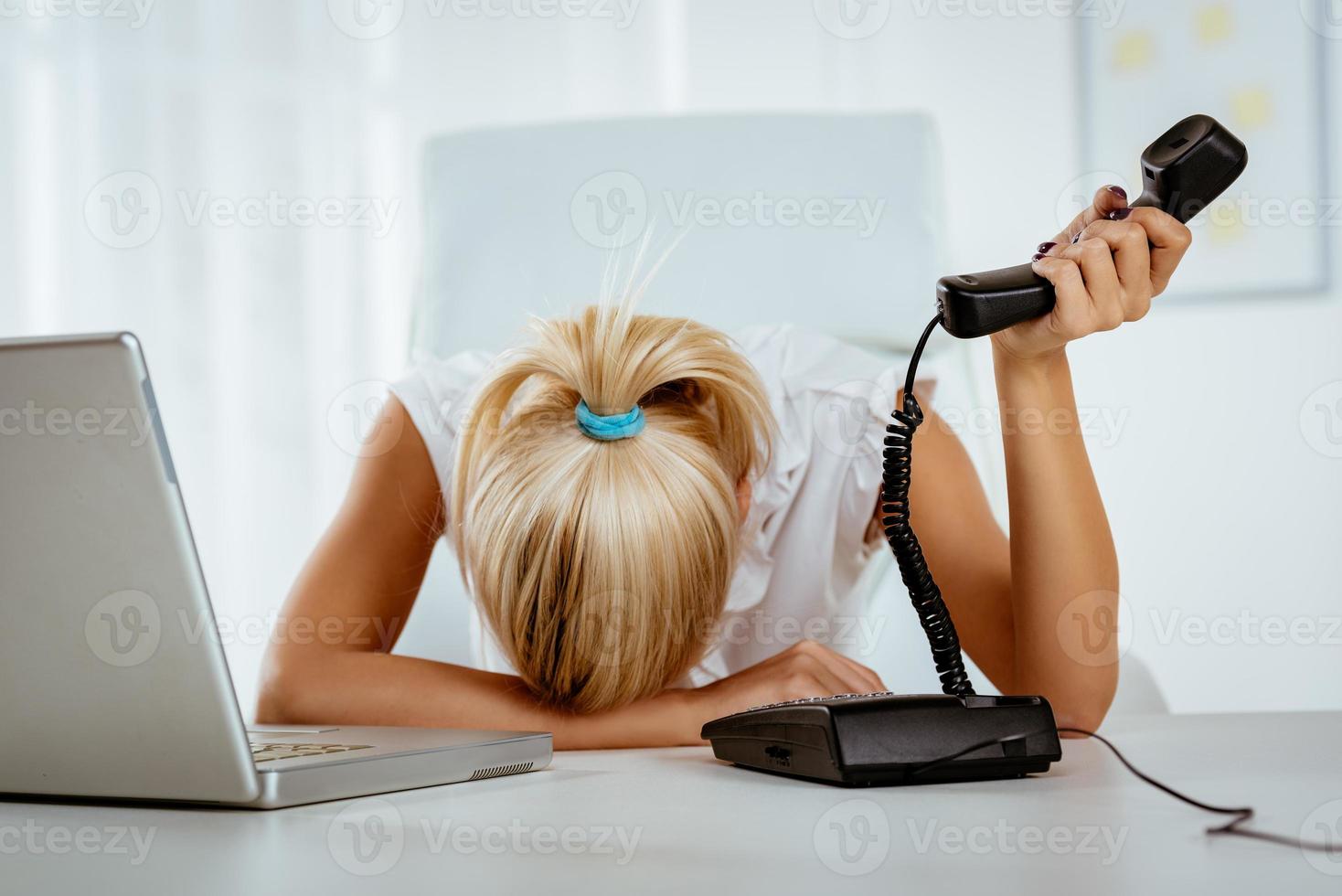 vue fatiguée de femme d'affaires photo