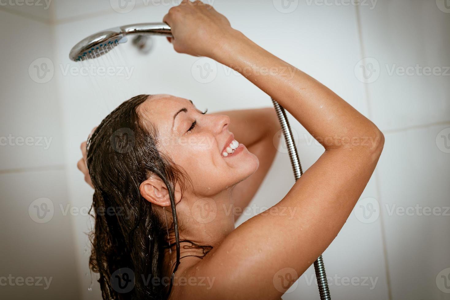 fille dans la salle de bain photo