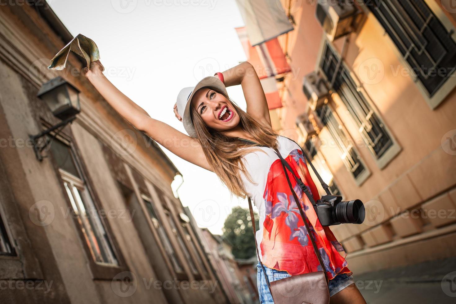 femme joyeuse touriste photo