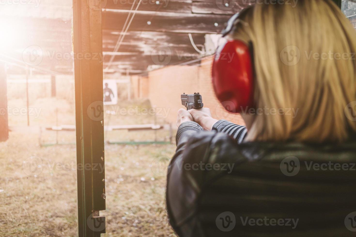 tirer avec une arme à feu photo