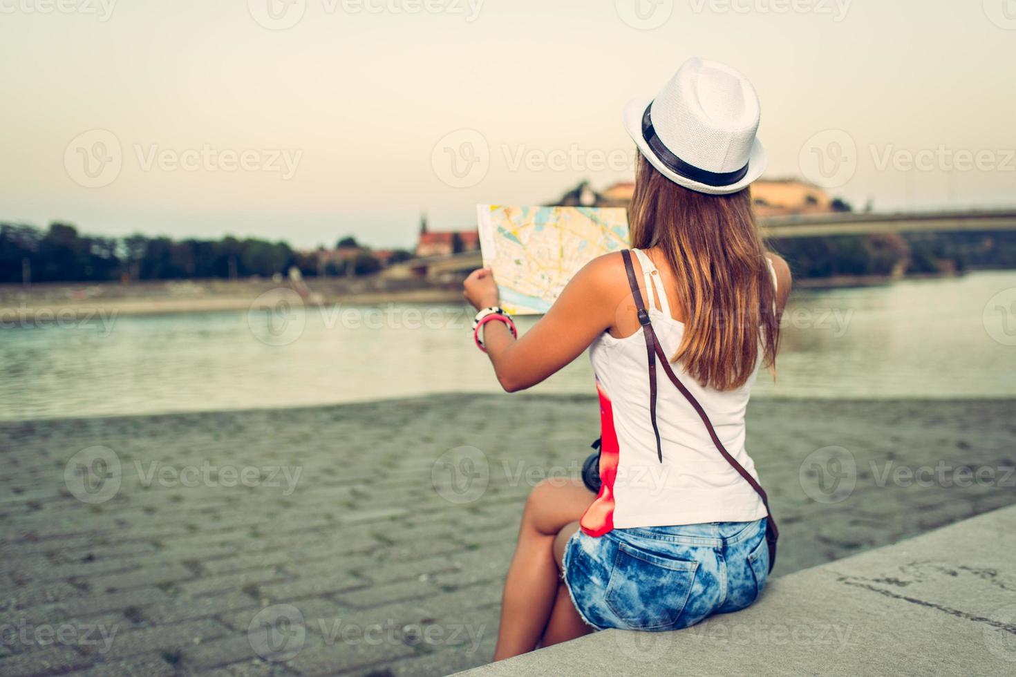 femme touriste avec carte photo