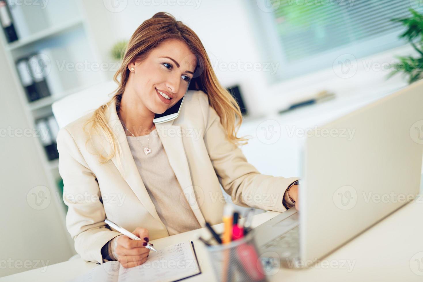 femme d'affaires occupée photo