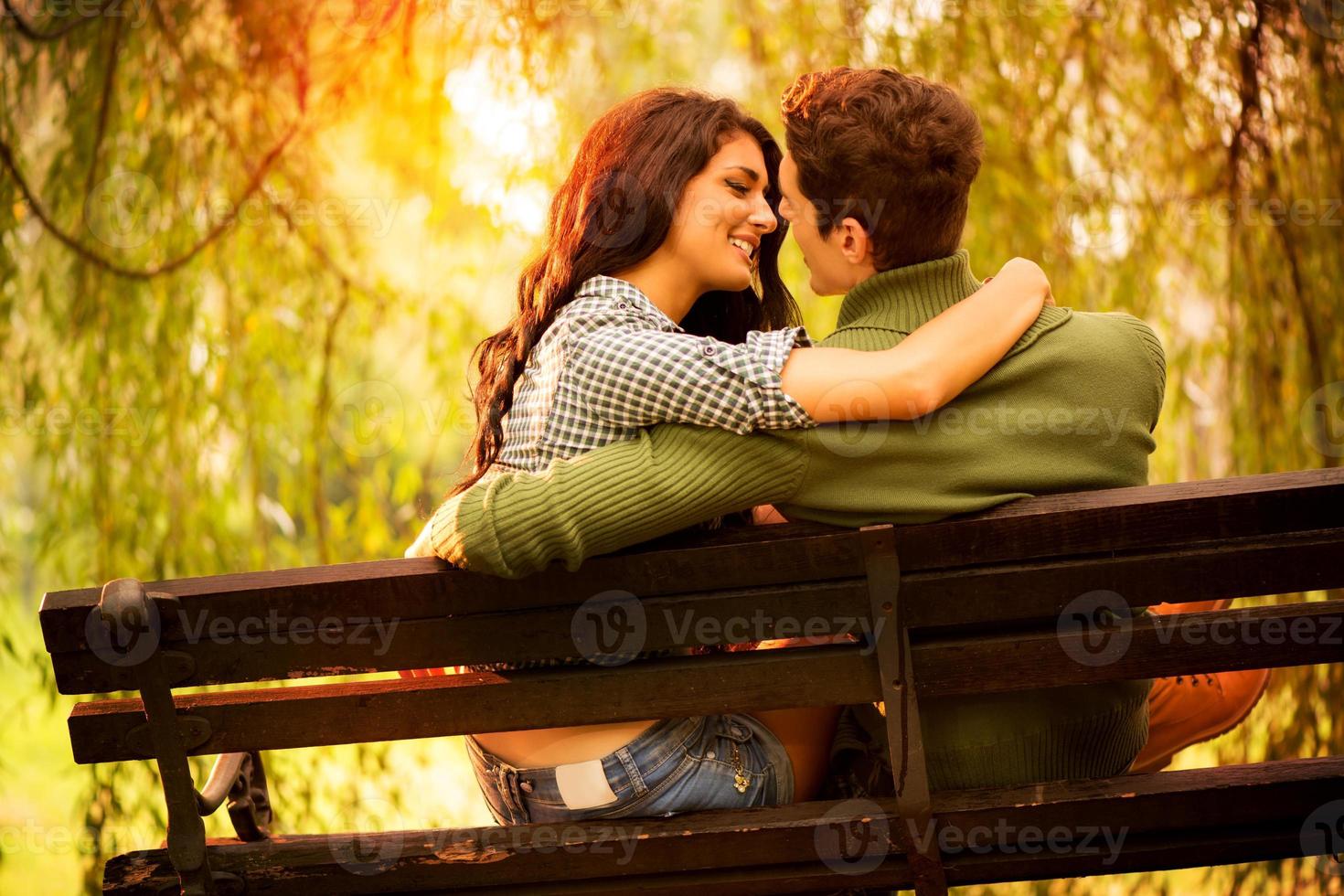 bisous sur un banc de parc photo