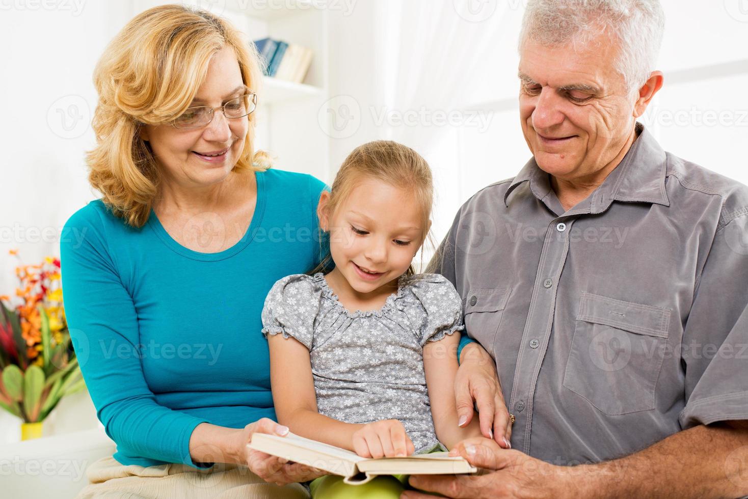 grands-parents avec petite fille photo