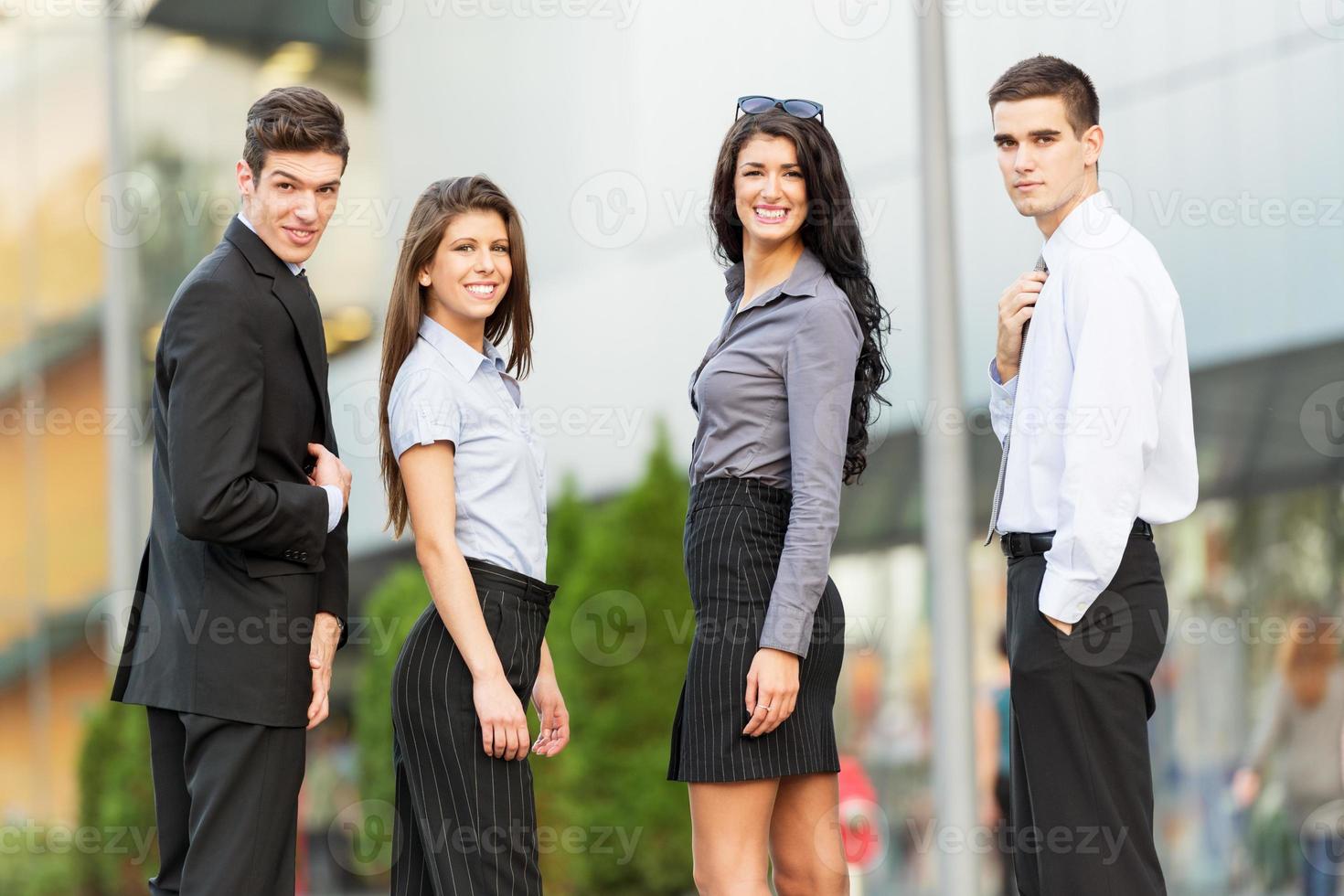 jeunes et beaux hommes d'affaires photo