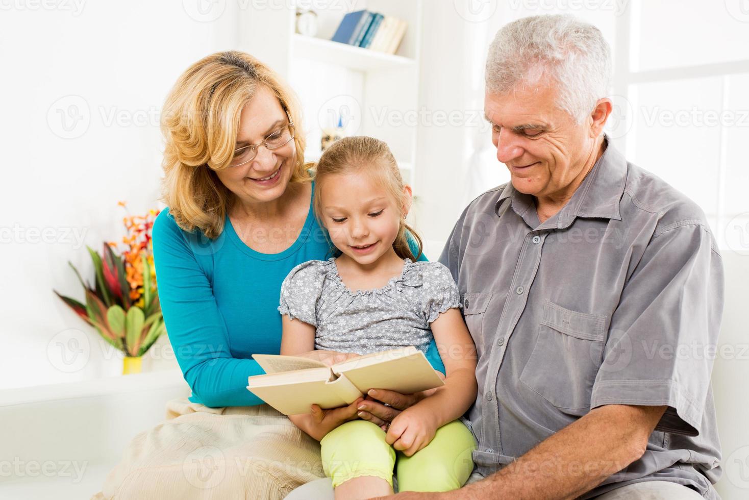 grands-parents avec petite fille photo