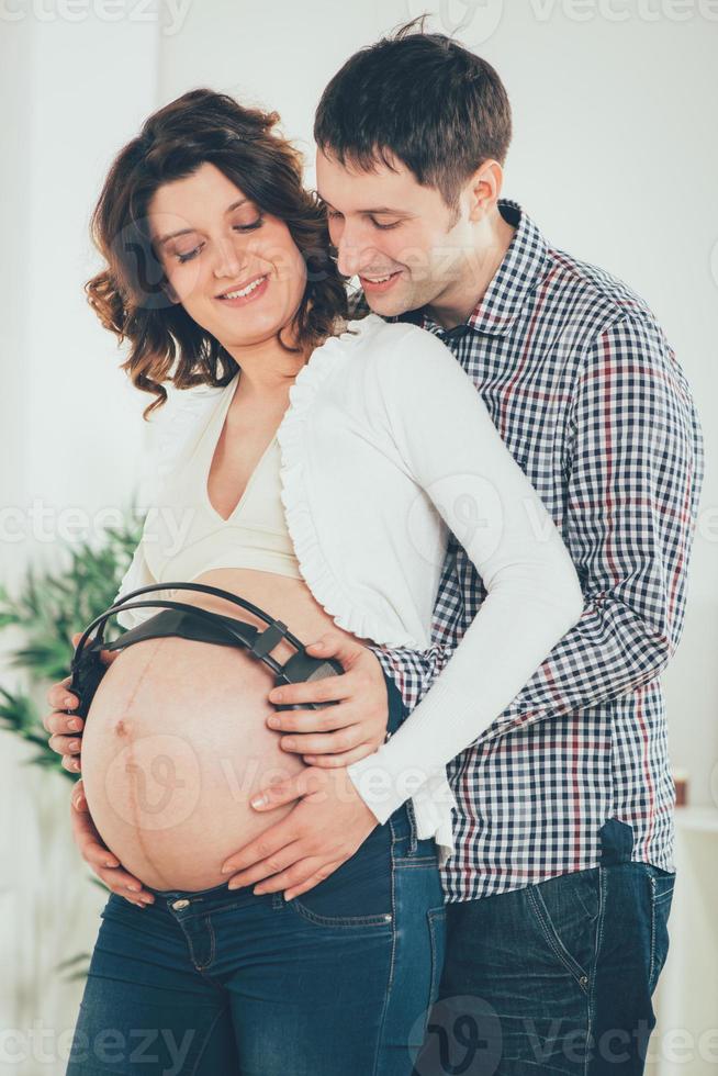 couple heureux attend un nouveau bébé photo