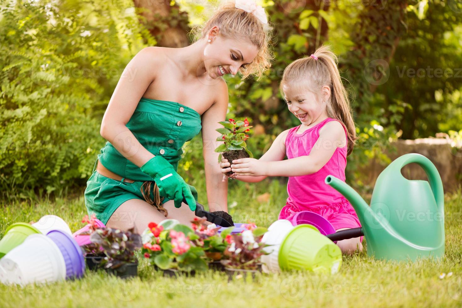 belle mère et fille plantant des fleurs photo