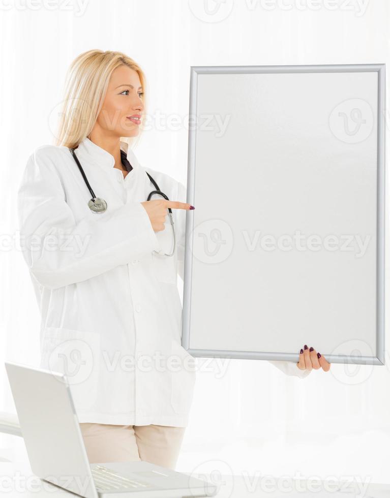 femme médecin avec tableau d'affichage photo