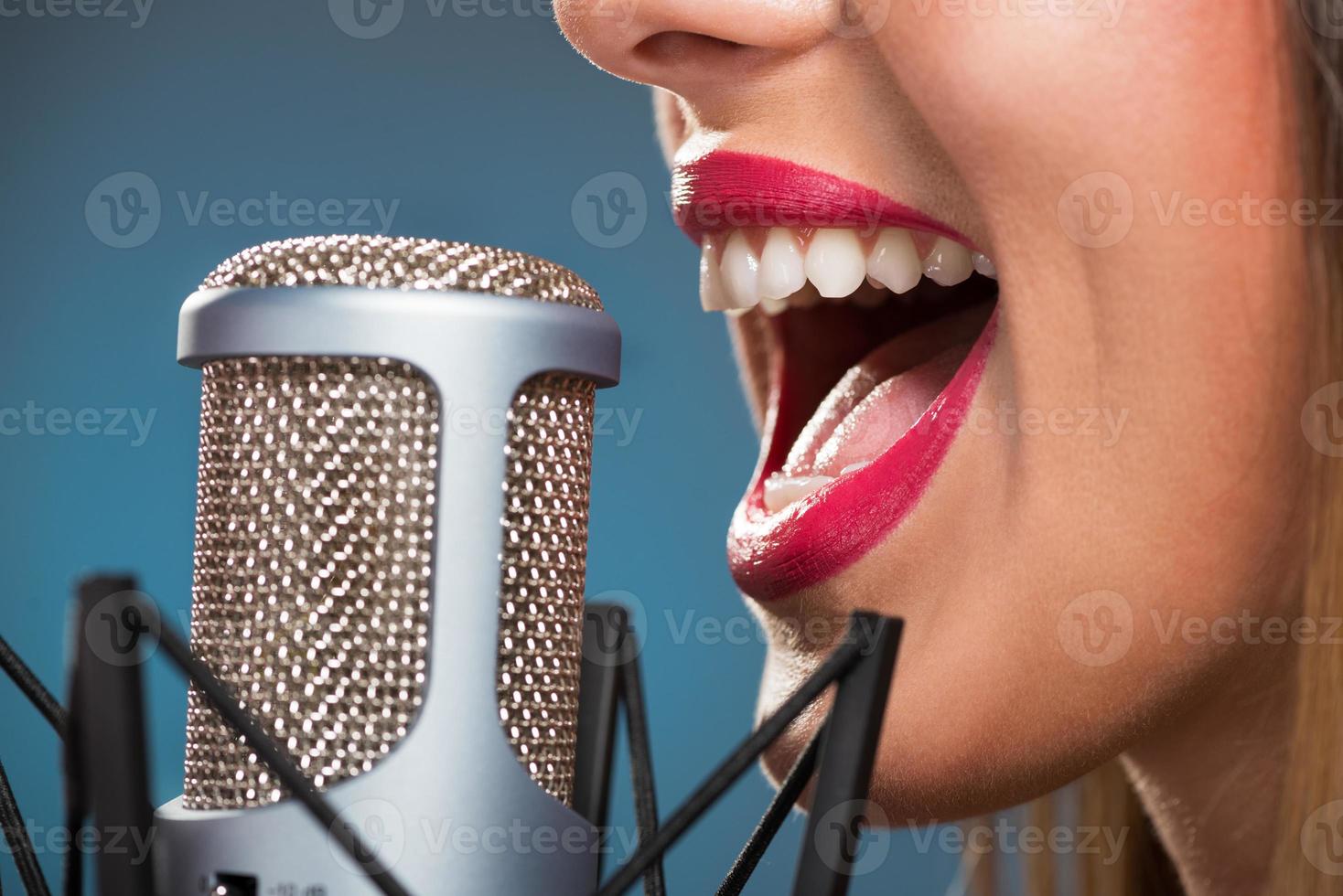 la bouche de la femme qui chante photo