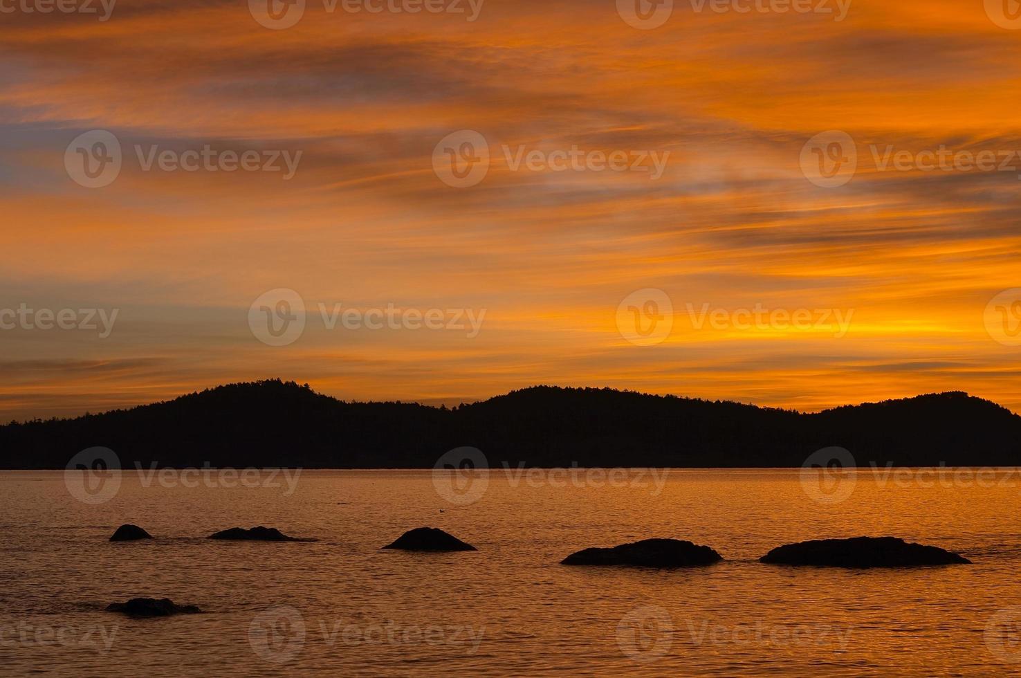 un coucher de soleil face aux montagnes olympiques photo